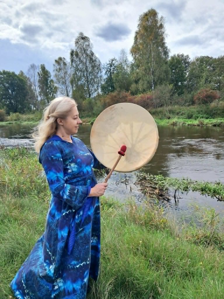 natura, rzeka, las, gimnastyka słowiańska, ceremonia wody, kobieta